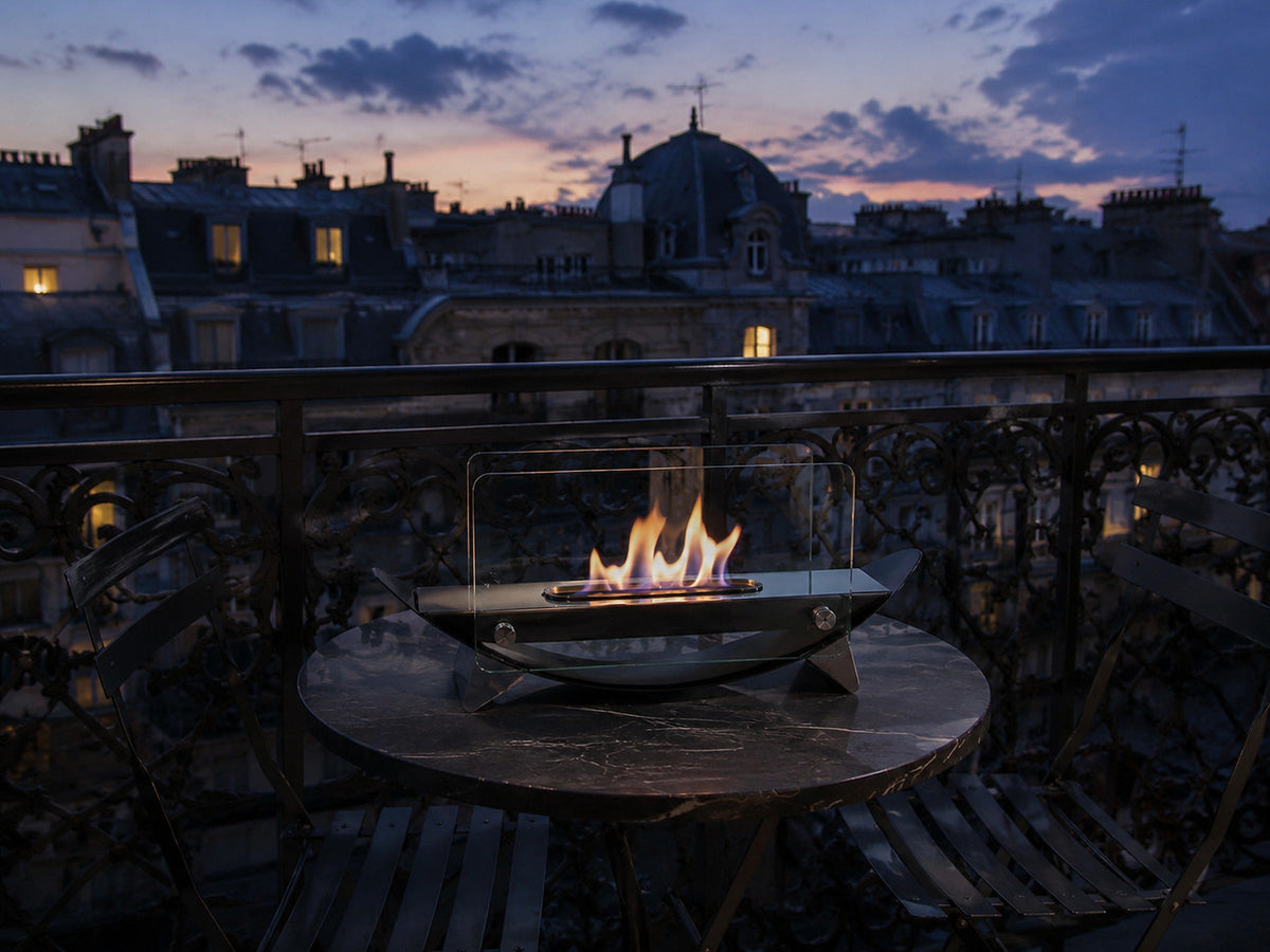 Cheminée de table au bioéthanol sur un balcon parisien le soir