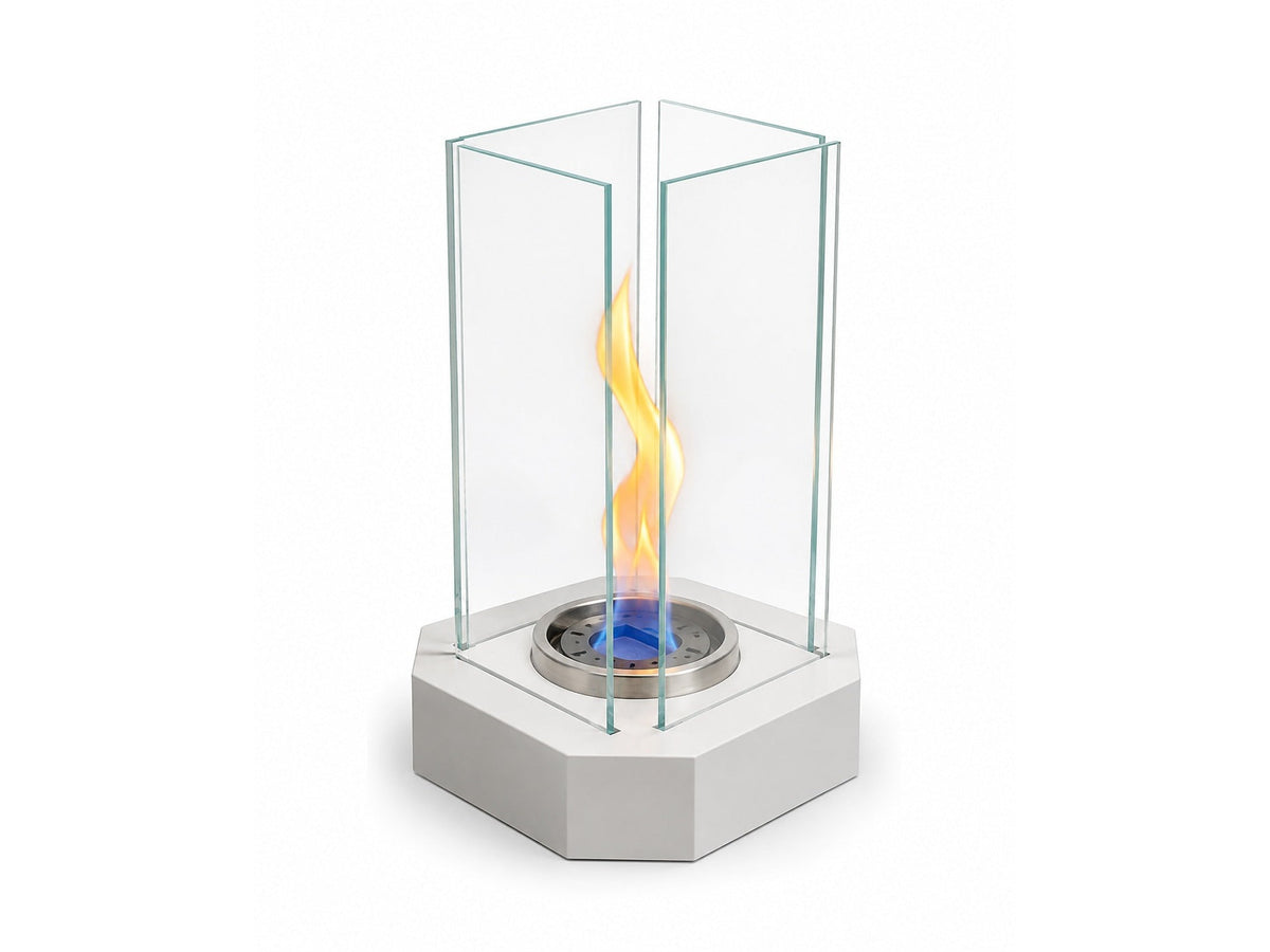 Cheminée de table bioéthanol compacte Flamvia, socle hexagonal blanc et tour en verre, flamme tornade, fond blanc