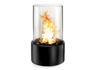 Cheminée de table bioéthanol cylindre de verre sur socle noir, allumée, sur fond blanc