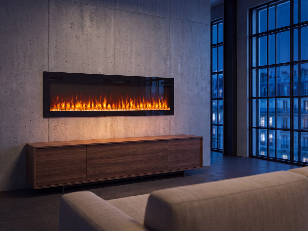 Cheminée électrique murale Slim Full Glass sur un mur en béton, au-dessus d'un meuble en noyer, loft parisien le soir