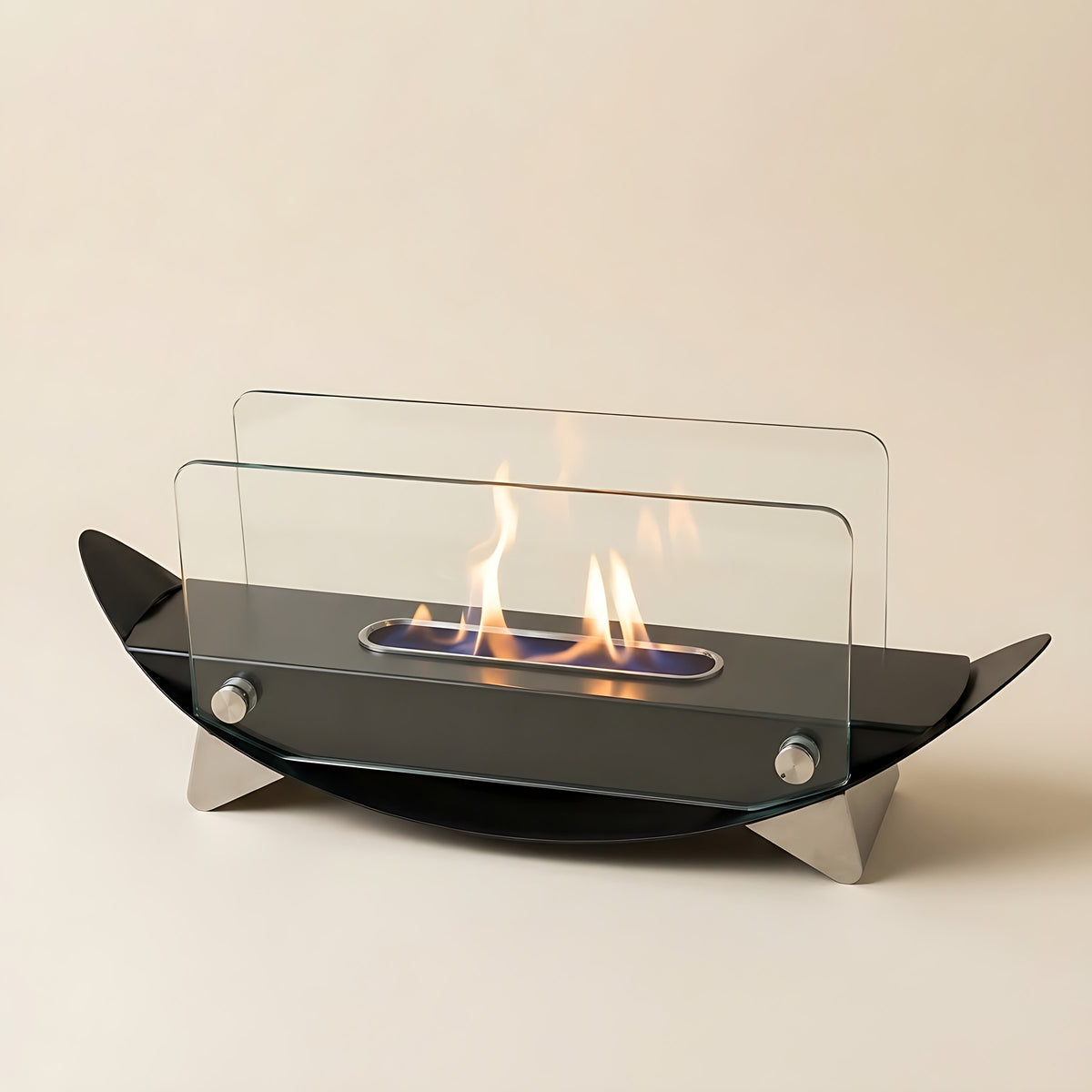 Cheminée de table bioéthanol grand format allumée, verre et métal noir, sur fond crème