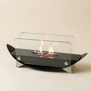 Cheminée de table bioéthanol grand format allumée, verre et métal noir, sur fond crème