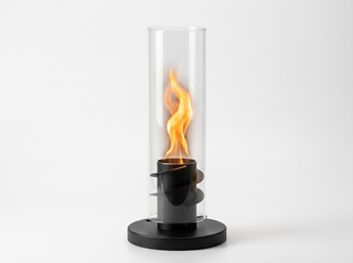 Cheminée de table bioéthanol à flamme tourbillon noire, allumée, sur fond blanc