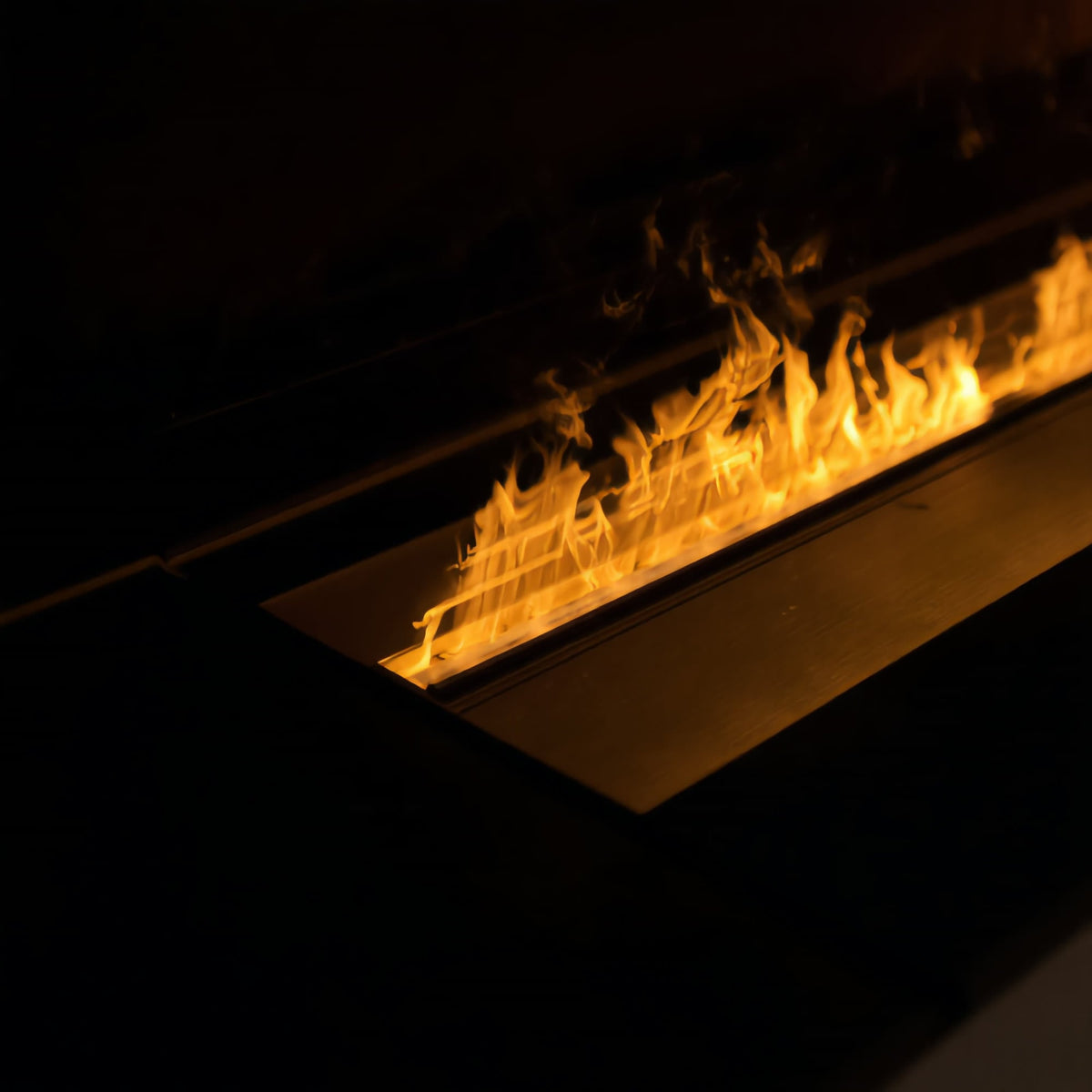 Gros plan sur la flamme d'une cheminée électrique à vapeur d'eau