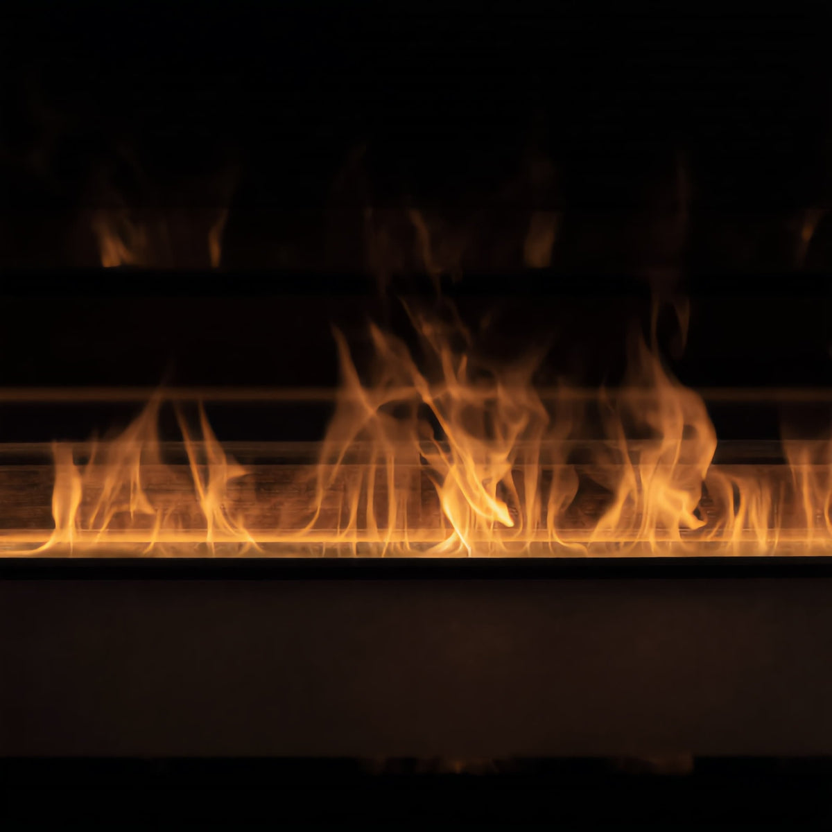 Gros plan sur la flamme d'une cheminée électrique à vapeur d'eau Flamvia