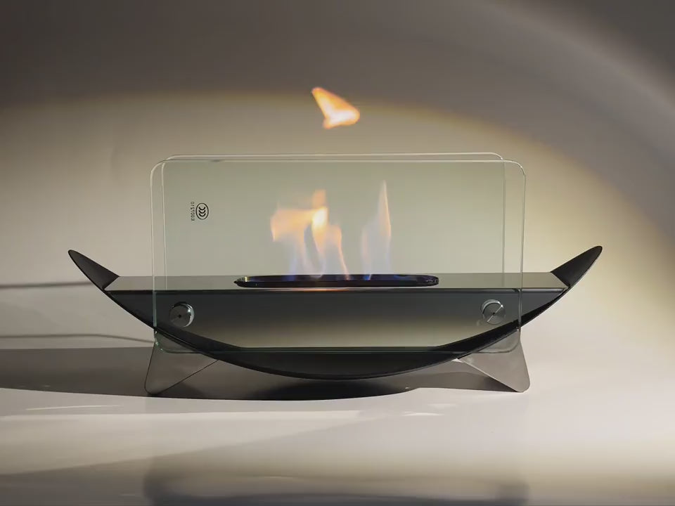 Cheminée de table bioéthanol grand format allumée, flamme derrière les parois en verre